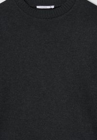 Ciemnoszara bluza z okrągłym dekoltem, wykonana z miękkiego materiału, z prążkowanym wykończeniem dekoltu oraz metką z napisem "Terranova" i rozmiarem "S".