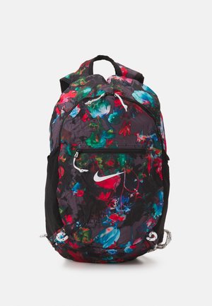 Sac à dos noir avec un motif floral vif en rouge, bleu et vert, doté d'une poche zippée à l'avant et du logo Nike Swoosh blanc.