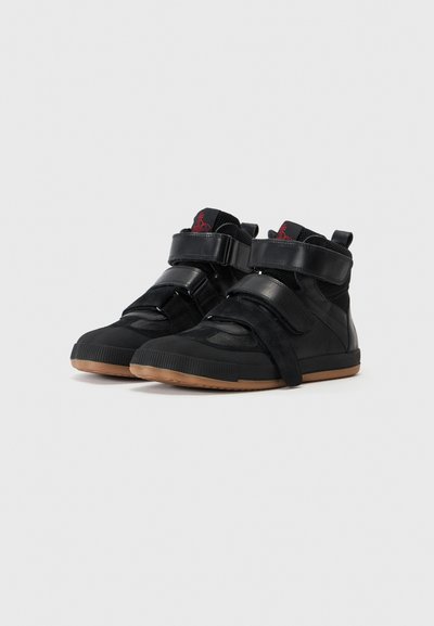 Svarta hög-top Sneakers med kardborreband, gummisula, texturerad ovandel och gummifärgad yttersula, med ventilerande meshpaneler.