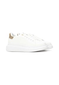 Zapatillas blancas con parte superior de cuero liso, suela blanca gruesa, acentos en tono dorado en el talón y cordones planos.