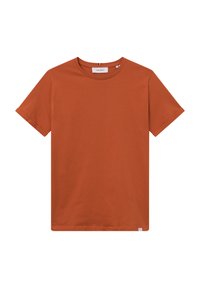 Rostoransje bomull t-skjorte med rund hals, korte ermer og en liten brodert "II" på brystet. Glatt tekstur, avslappet passform.