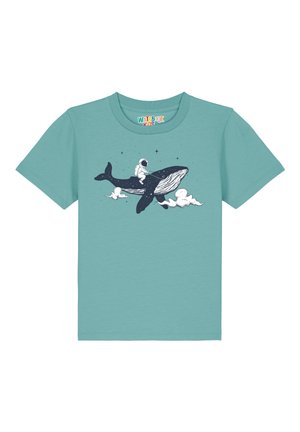 Türkises Baumwoll-T-Shirt mit einem Grafikdesign, das einen Astronauten zeigt, der auf einem Wal reitet, umgeben von stilisierten Wolken und Sternen. Kurzarm, normale Passform.