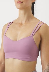 Nike Performance ZENVY STRAPPY - Sports-BH-er med lett støtte - plum dust