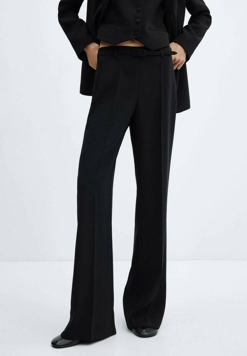 Schwarze maßgeschneiderte Hose mit geradem Bein, ausgestattet mit Gürtelschlaufen, einer glatten Textur und einem formellen Finish. Abgerundet mit einer passenden Jacke.