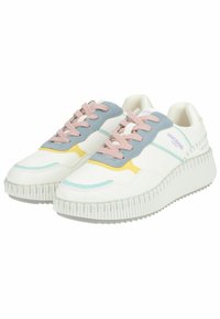 Hvide sneakers med pastelblå og gule accenter, der har en tekstureret sål, snørebåndsdesign og en glat læderfinish.