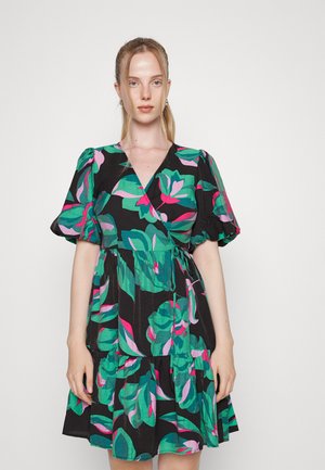 Vestido preto com grande padrão floral em verde e rosa, decote em V, mangas bufantes, cintura e detalhes em saia em camadas. Tecido suave e texturizado.