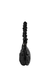 Borsa nera realizzata in morbida e testurizzata ecopelle. Presenta un manico arricciato e una forma arrotondata, con una leggera lucentezza e accessori in tonalità oro.