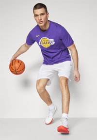 Nike Performance NBA LOS ANGELES LAKERS  LOGO TEE - Equipación de clubes - field purple