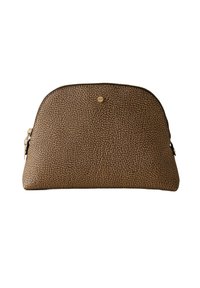 Borsa marrone con texture e parte superiore arrotondata, hardware in accento dorato e cerniera a contrasto. Realizzata in materiale resistente con una finitura a ciottoli.