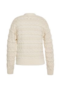 Maglione color crema con lavorazione a maglia testurizzata e motivi a diamante e onda. I polsini e l'orlo a coste conferiscono struttura.