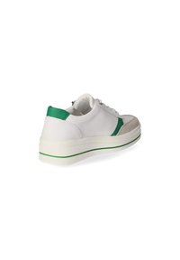 Baskets blanches avec des accents verts. Matière supérieure lisse, bout rond, panneau texturé gris et semelle superposée avec une bande verte.