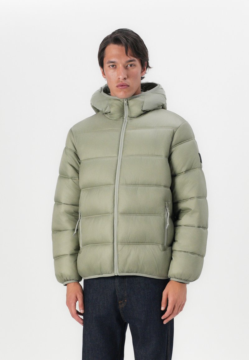 Tommy Jeans HOODED LOGO PUFFER - Zimní bunda - utility sage