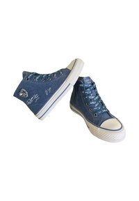 Sneaker alte realizzate in denim blu con suole in gomma bianche. Caratterizzate da lacci blu con branding e un dettaglio decorativo in strass.