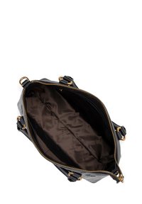 Zwarte leren handtas met een ritssluiting, gouden hardware en een interieur gevoerd met donkerbruin stof met een logo patroon.