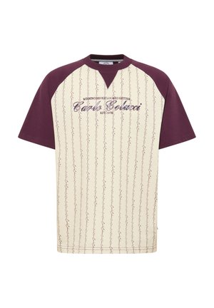 Kurzärmeliges T-Shirt in Kastanienbraun und Creme mit Raglan-Design, das vertikale Linien und kontrastierenden Text in Dunkelpurpur zeigt.