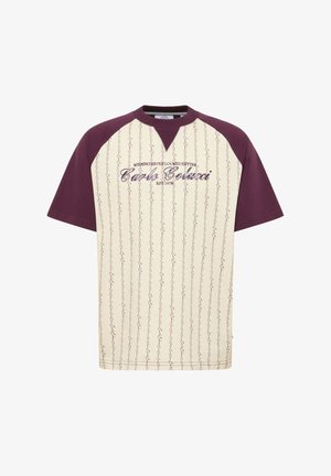 Kurzärmeliges T-Shirt in Kastanienbraun und Creme mit Raglan-Design, das vertikale Linien und kontrastierenden Text in Dunkelpurpur zeigt.