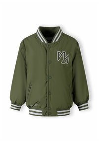 Olivovo zelená bomber bunda s bielymi a šedými pruhovanými manžetami a golierom, so výrazným vyšitým logom na ľavej hrudi a patentnými gombíkmi.