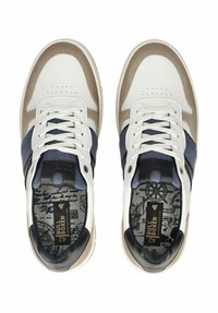 Bílo-beige tenisky s námořnickými akcenty, s texturovaným svrškem, kulatou špičkou, tkaničkami a vzorovanou vložkou.