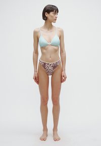 Γαλάζιο σουτιέν μπικίνι με ριγέ υφή και τριγωνικά κυπελλάκια· σλιπ μπικίνι με υψηλή μέση, σε γήινα χρώματα και με λουλουδάτο σχέδιο.