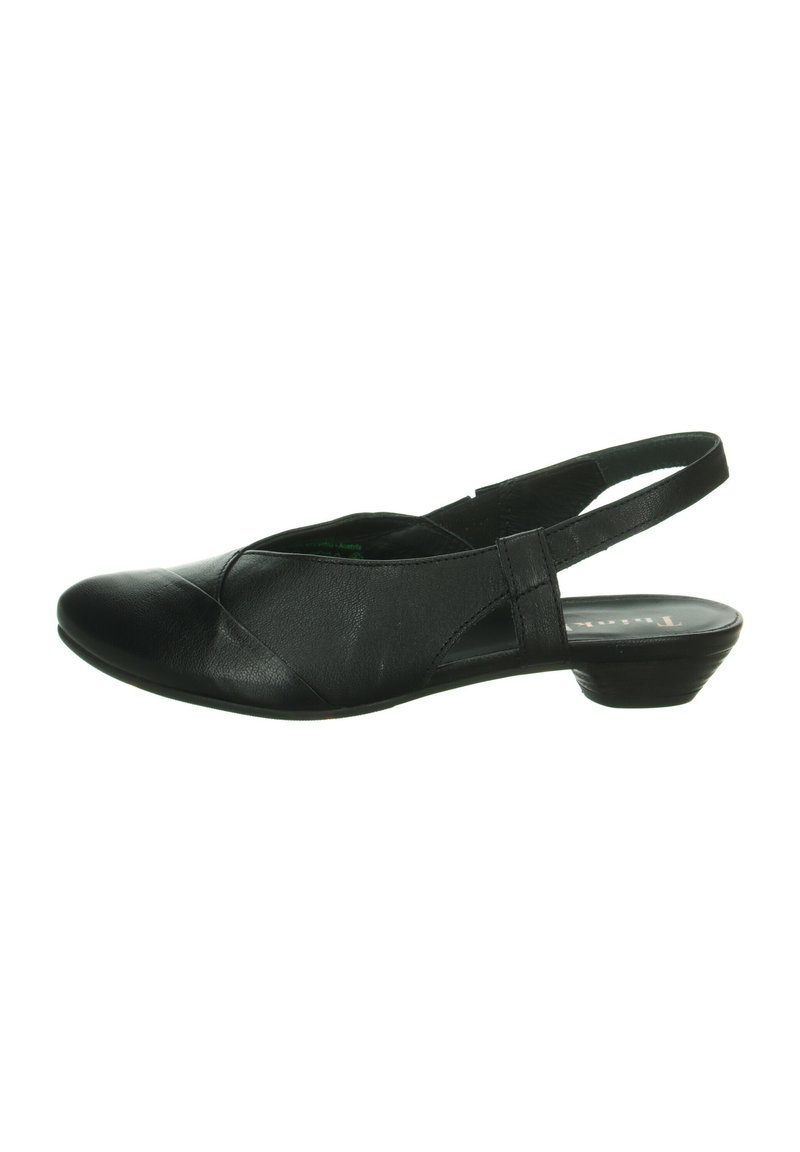 Schwarzer Leder Slingback-Schuh mit niedrigem Absatz, der eine glatte Textur, ein überlappendes Design und Aussparungen an den Seiten aufweist.