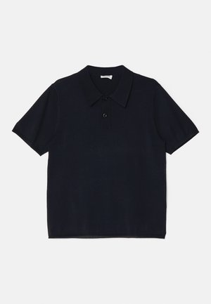 Polo negro de manga corta, hecho de una tela suave y ligera. Presenta un cuello clásico y un cierre frontal con botones.