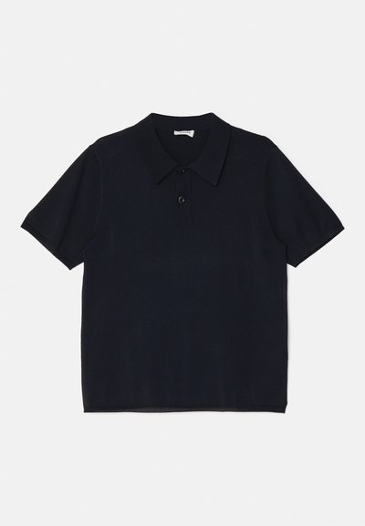 Svart kortermet polo-skjorte laget av mykt, lett stoff. Har en klassisk krage og en front knappelukking.