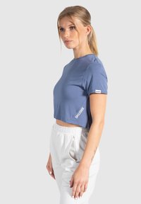 Smilodox CROP - T-shirt print - blau