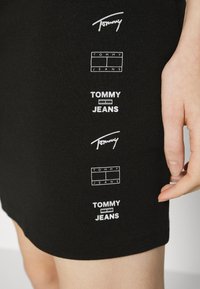 Tommy Jeans LOGO REPEAT BODYCON SKIRT - Minissaia - black