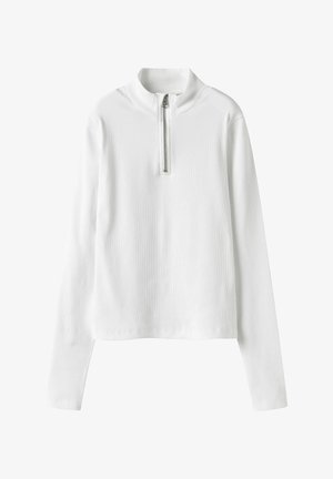 Haut blanc à manches longues avec col montant et fermeture éclair avant d'un quart de longueur, présentant une texture côtelée et une coupe décontractée.