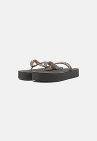 Tøffel-sandaler med svart gummisåle og brune gummistropper med logo-accent. Designet er flatt med en strukturert fotbed.