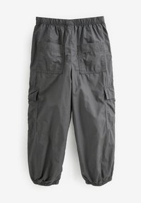 Grå cargobyxor med elastisk midja, två bakfickor och sidfickor. Materialet verkar lätt och har en slät yta.