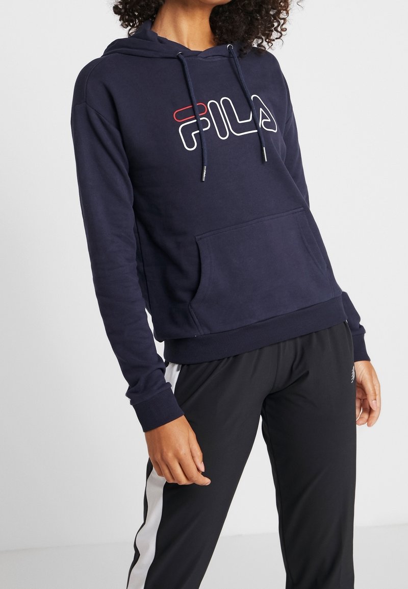 Felpa blu navy realizzata in tessuto morbido, con tasca frontale, cappuccio regolabile e logo FILA bianco e rosso sul petto.