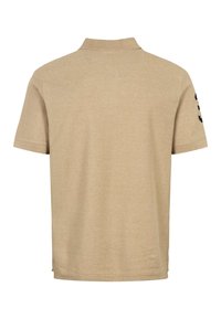 Hnedá polokošeľa s krátkym rukávom a golierom. Materiál pôsobí hladko a mäkko, s čiernym číselným detailom na ľavom ramene.