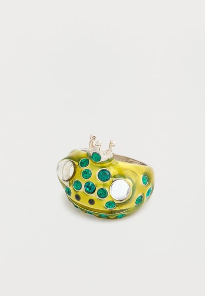 Bague en forme de grenouille d'un jaune vif avec des rhinestones verts et des accents en argent, dotée d'une petite couronne sur le dessus et de grands yeux ronds.