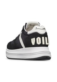 Sneaker nere in suede con dettagli bianchi, suola bianca spessa e lettering "VOILE" in rilievo sul retro. Parte superiore testurizzata con linee di design sportive.