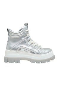 Metalen zilveren hoge sneaker met witte veters, dikke witte zool en gestructureerde accenten. Voorzien van een gevoerde kraag en zijuitsparingen.