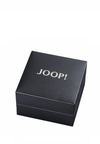 Schwarze strukturierte quadratische Box mit dem Markennamen "JOOP!" in Weiß auf dem Deckel, geschlossen und auf einer weißen Fläche liegend.