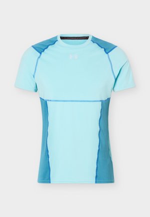 T-shirt de sport à manches courtes bleu clair avec des panneaux en mesh bleu foncé sur les épaules et les côtés, et des détails de couture bleus visibles.
