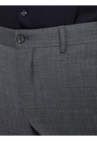 Grijs op maat gemaakte broek met een gestructureerde afwerking, voorzien van een knoopsluiting en een geplooid detail aan de tailleband.