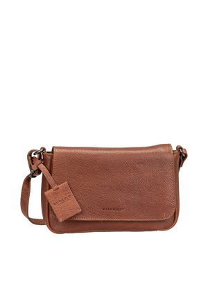 Bruine leren crossbodytas met klepsluiting en een klein aangehecht label met het geperste "Burkely" logo.