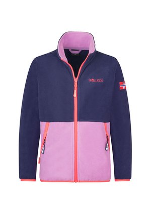 Fleecejacke mit einem marineblauen oberen Bereich und einem hellrosa unteren Bereich, mit durchgehendem Reißverschluss und orangenen Akzenten. Besticktes Logo und Flaggenfleck.