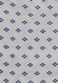 Szary materiał o teksturowanej powierzchni z niebieskimi wzorami geometrycznymi ułożonymi w formacji przypominającej siatkę.