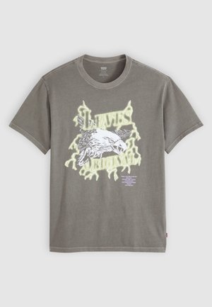 Graues Levi's T-Shirt mit einer Grafik eines fliegenden Adlers und leuchtenden Blitzen, mit dem Text "Levi's Original" auf der Vorderseite.