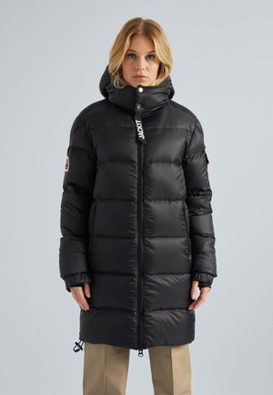 Schwarze Pufferjacke mit Kapuze, horizontale Steppung, durchgehender Reißverschluss und Kordelzug am Saum; mit Logo-Anhänger und Seitentaschen.