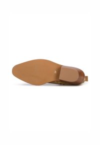 Suela de zapato de tacón en tono marrón claro con un acabado suave, que presenta un patrón texturizado y un tacón cuadrado. Tamaño 37 marcado en la parte inferior.