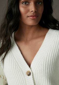 Next CONTRAST STITCH BUTTON UP V-NECK  - Kardigan - white ecru