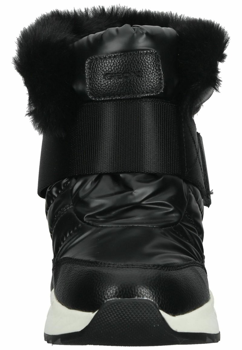 Schwarzer Winterstiefel mit einer gepolsterten synthetischen Oberschicht, falschem Pelzrand, verstellbarem Riemen und strukturiertem Gummisohle. Glatte und strukturierte Oberflächen sichtbar.