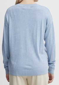 Helles blaues Sweatshirt aus weichem Strickmaterial, mit Rundhalsausschnitt, langen Ärmeln, gerippten Bündchen und entspannter Passform mit minimalen Design-Details.