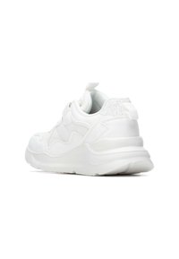 Zapatilla blanca con una parte superior sintética lisa, paneles laterales texturizados, un cuello acolchado y una suela voluminosa. Cuenta con un cierre de tira y una lengüeta para facilitar su colocación.