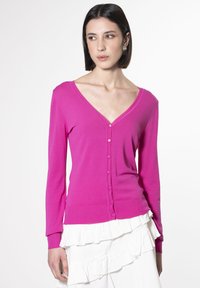 Cardigan fucsia a maniche lunghe realizzato in morbido tessuto a maglia. Presenta un profondo scollo a V e sei bottoni abbinati lungo la parte anteriore.